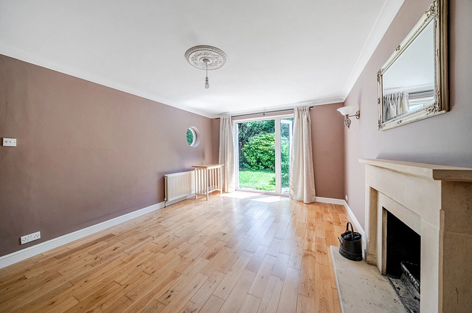 4 bedroom  detached garage/parking space to rent