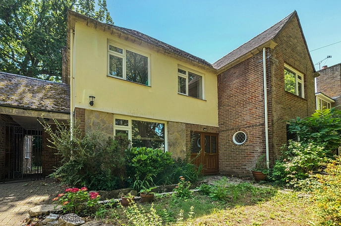 4 bedroom  detached garage/parking space to rent