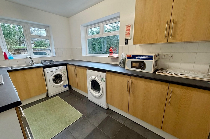 5 bedroom  semi-detached house to rent