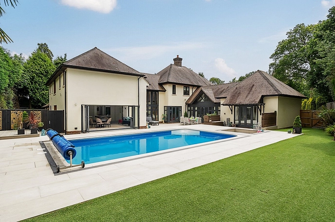 7 bedroom detached house to rent