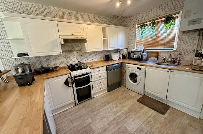 3 bedroom  semi-detached house to rent