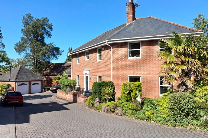 5 bedroom  detached house for sale