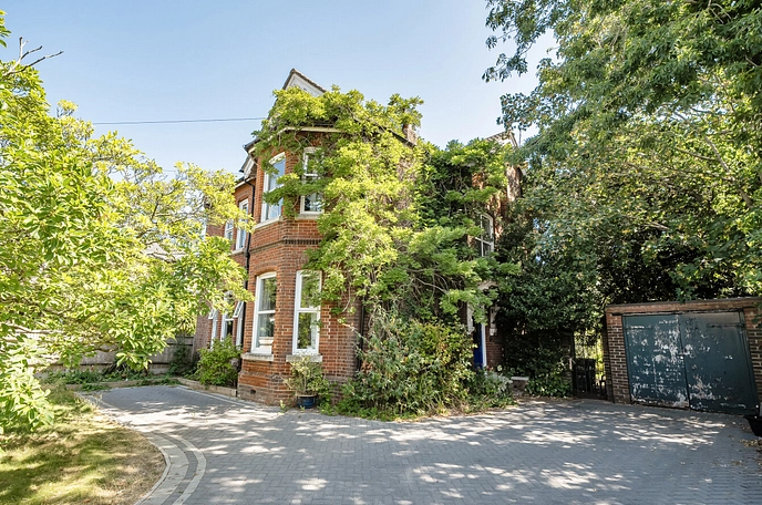 5 bedroom  detached house for sale