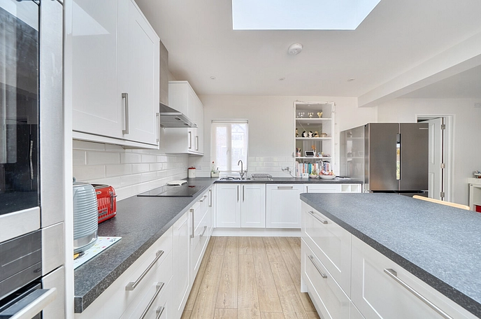 5 bedroom  semi-detached house for sale