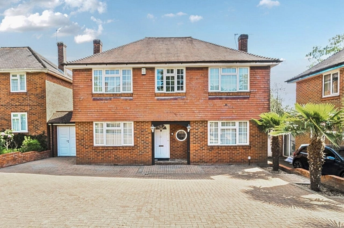 5 bedroom  detached house for sale