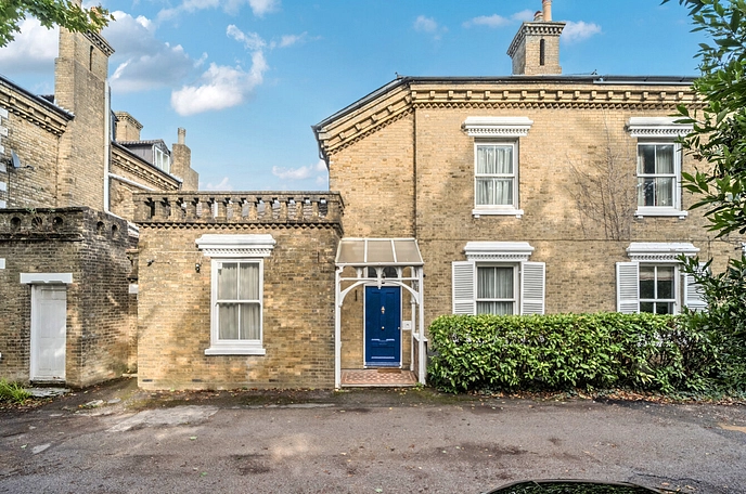 6 bedroom  terraced house for sale