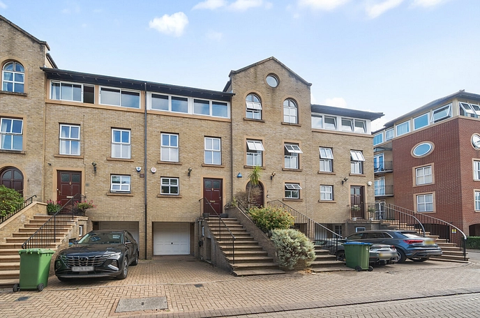 4 bedroom  terraced property for sale