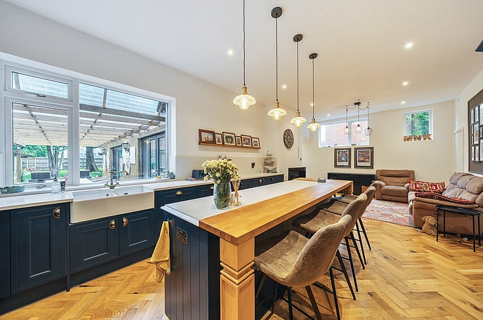 5 bedroom  detached house for sale