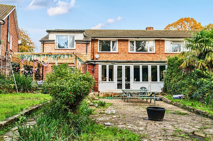 5 bedroom  semi-detached house for sale