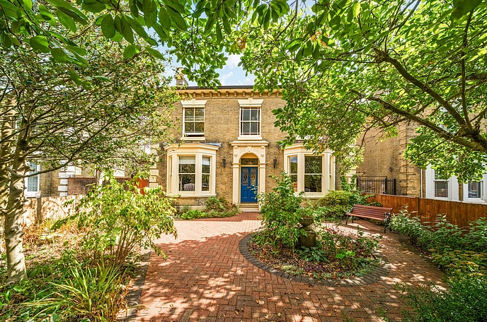 5 bedroom  detached house for sale