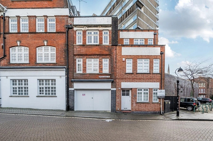4 bedroom  semi-detached house for sale