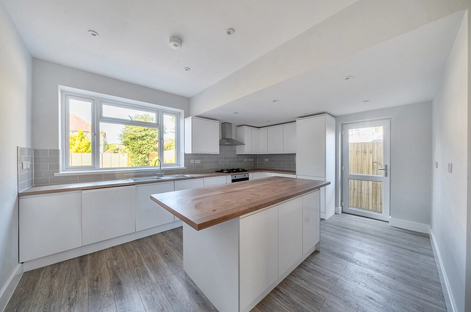 5 bedroom  semi-detached house for sale