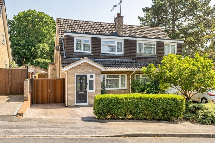 3 bedroom  semi-detached house for sale