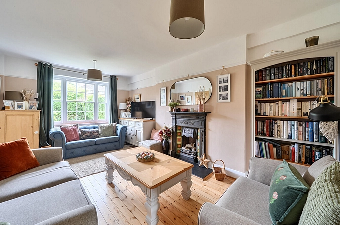 3 bedroom  semi-detached house for sale