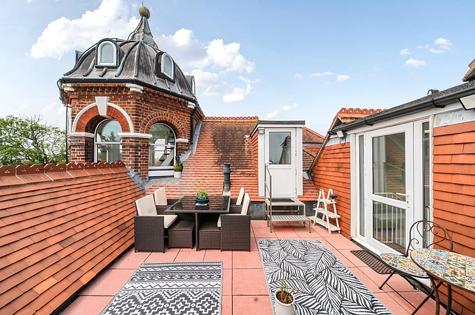 3 bedroom maisonette for sale