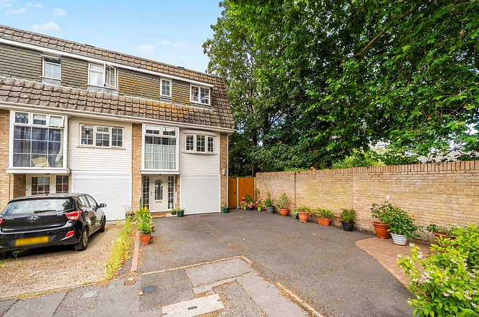3 bedroom  terraced house for sale