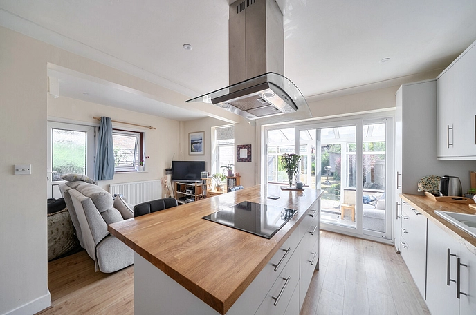 3 bedroom  semi-detached house for sale