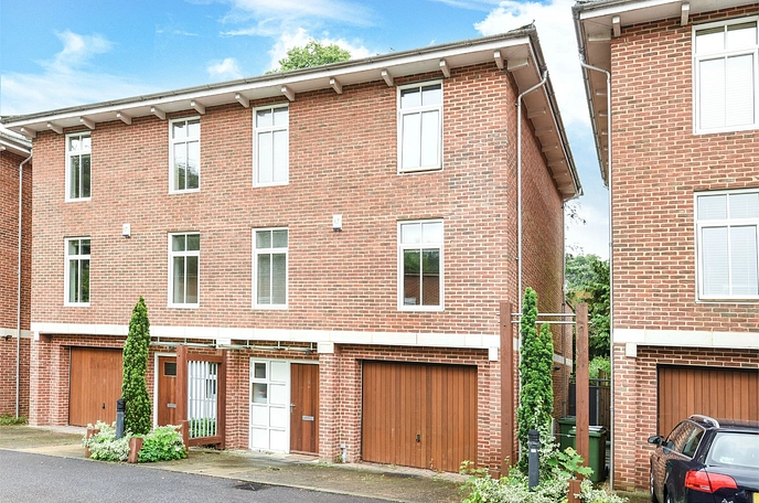 3 bedroom  semi-detached house to rent