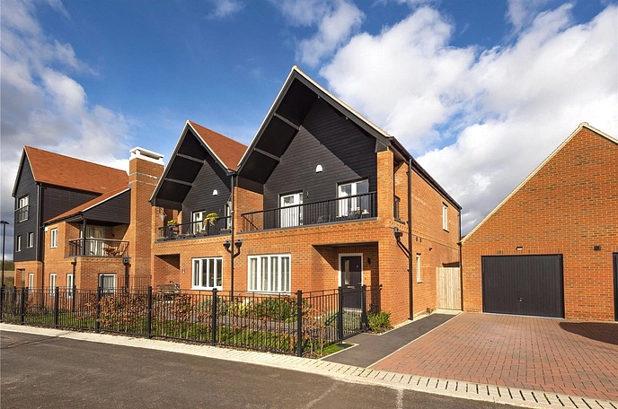 4 bedroom semi-detached house to rent
