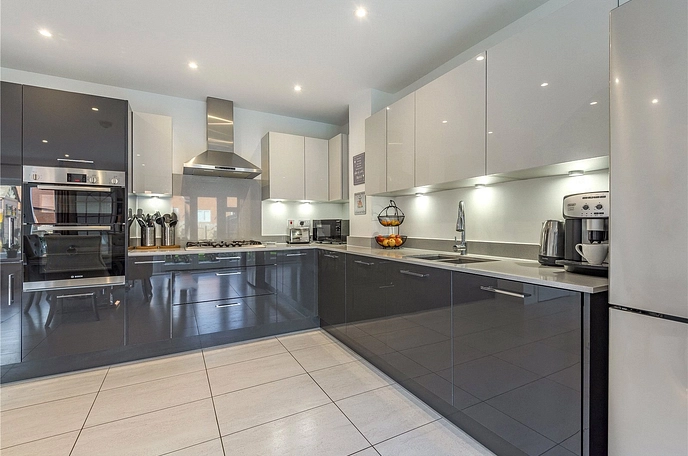 4 bedroom  semi-detached house to rent