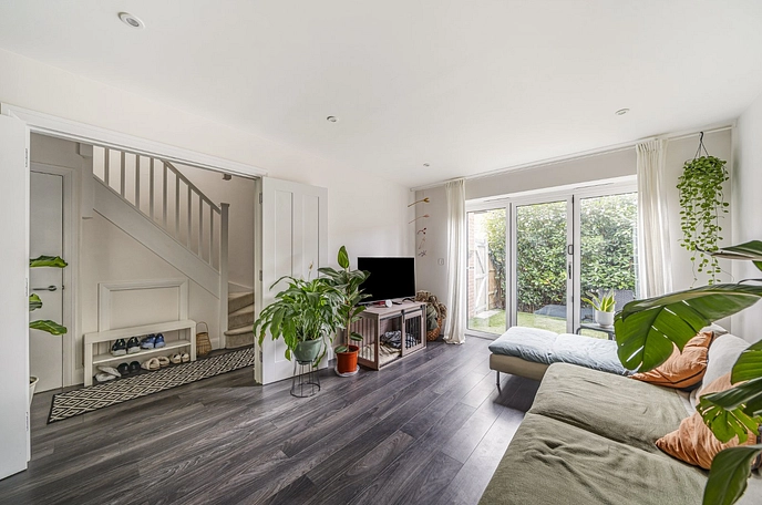 3 bedroom  semi-detached house to rent