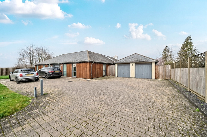 4 bedroom detached bungalow to rent