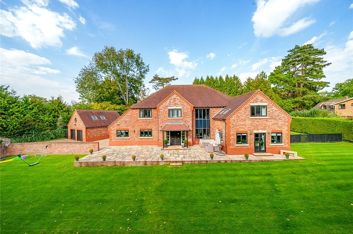 6 bedroom  detached house to rent