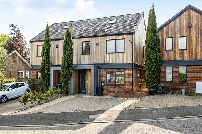 4 bedroom  semi-detached house to rent