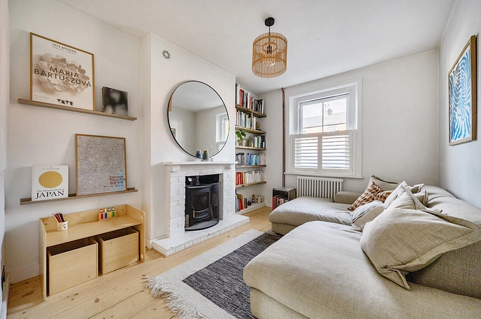 2 bedroom  semi-detached house for sale