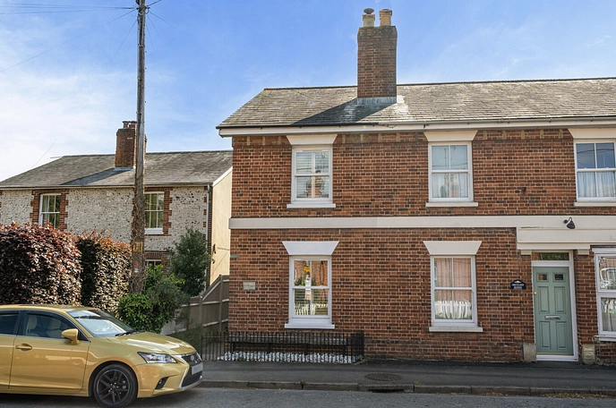 2 bedroom  semi-detached house for sale
