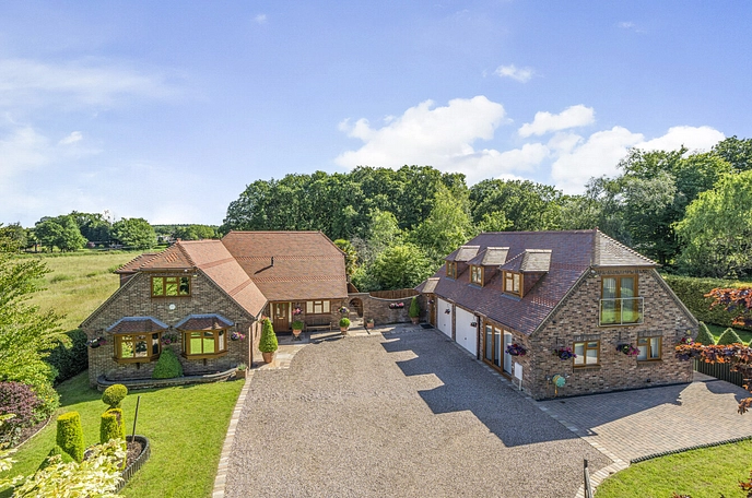 5 bedroom  detached house for sale