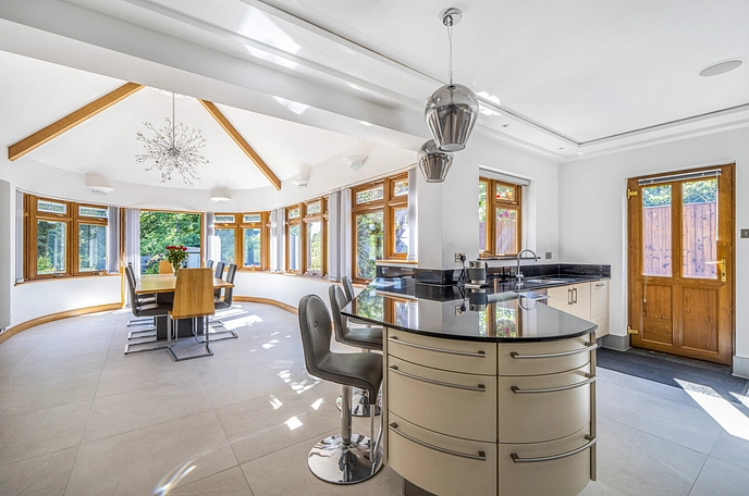 5 bedroom  detached house for sale