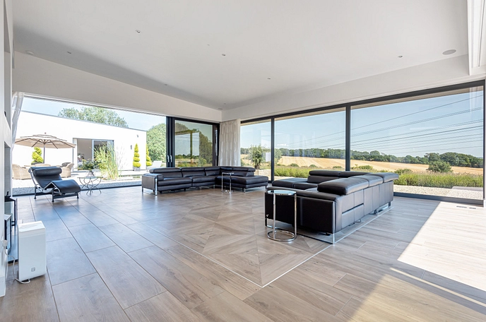 5 bedroom  detached property for sale