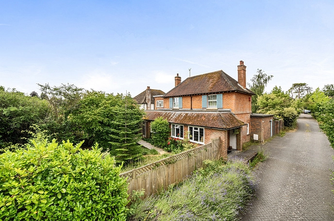 5 bedroom  detached house for sale