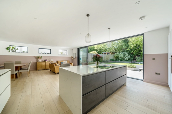 5 bedroom  detached house for sale