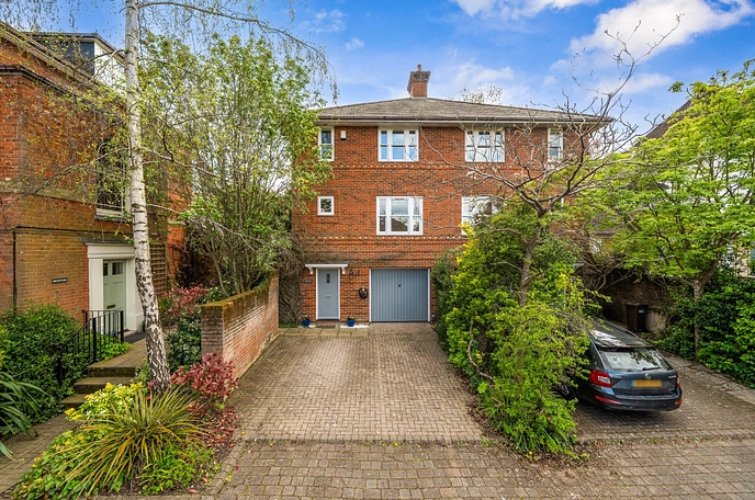 4 bedroom  semi-detached house for sale