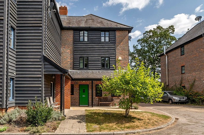 4 bedroom  semi-detached house for sale