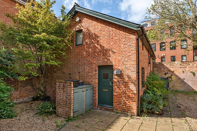 1 bedroom  semi-detached house for sale
