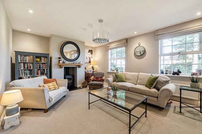5 bedroom  semi-detached house for sale