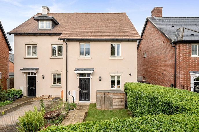 3 bedroom  semi-detached house for sale