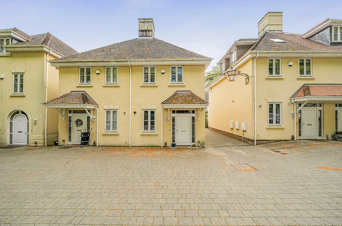 2 bedroom  semi-detached house for sale