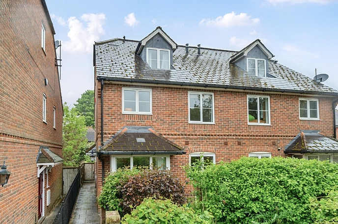 3 bedroom  semi-detached house for sale