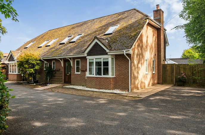 3 bedroom  semi-detached house for sale