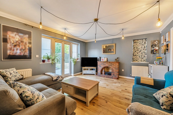3 bedroom  semi-detached house for sale