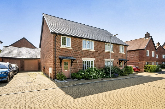 4 bedroom semi-detached house to rent