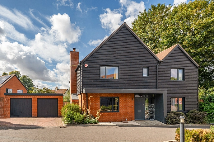 5 bedroom  detached house for sale