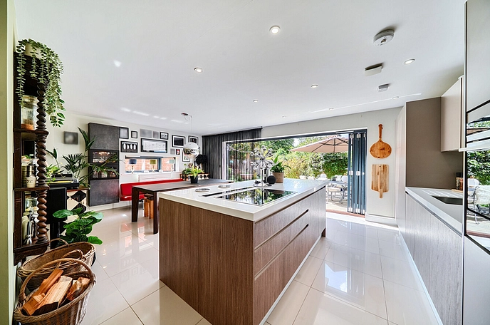 5 bedroom  detached house for sale