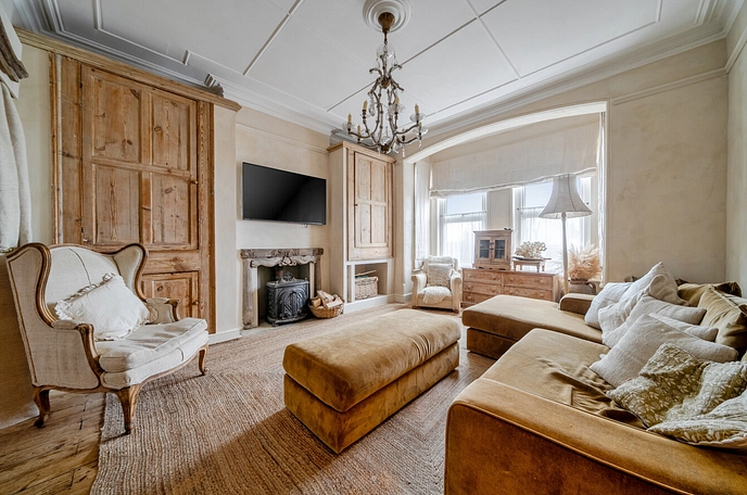 5 bedroom  terraced house to rent