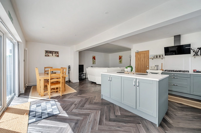5 bedroom  semi-detached bungalow to rent