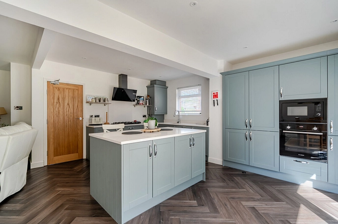5 bedroom  semi-detached bungalow to rent